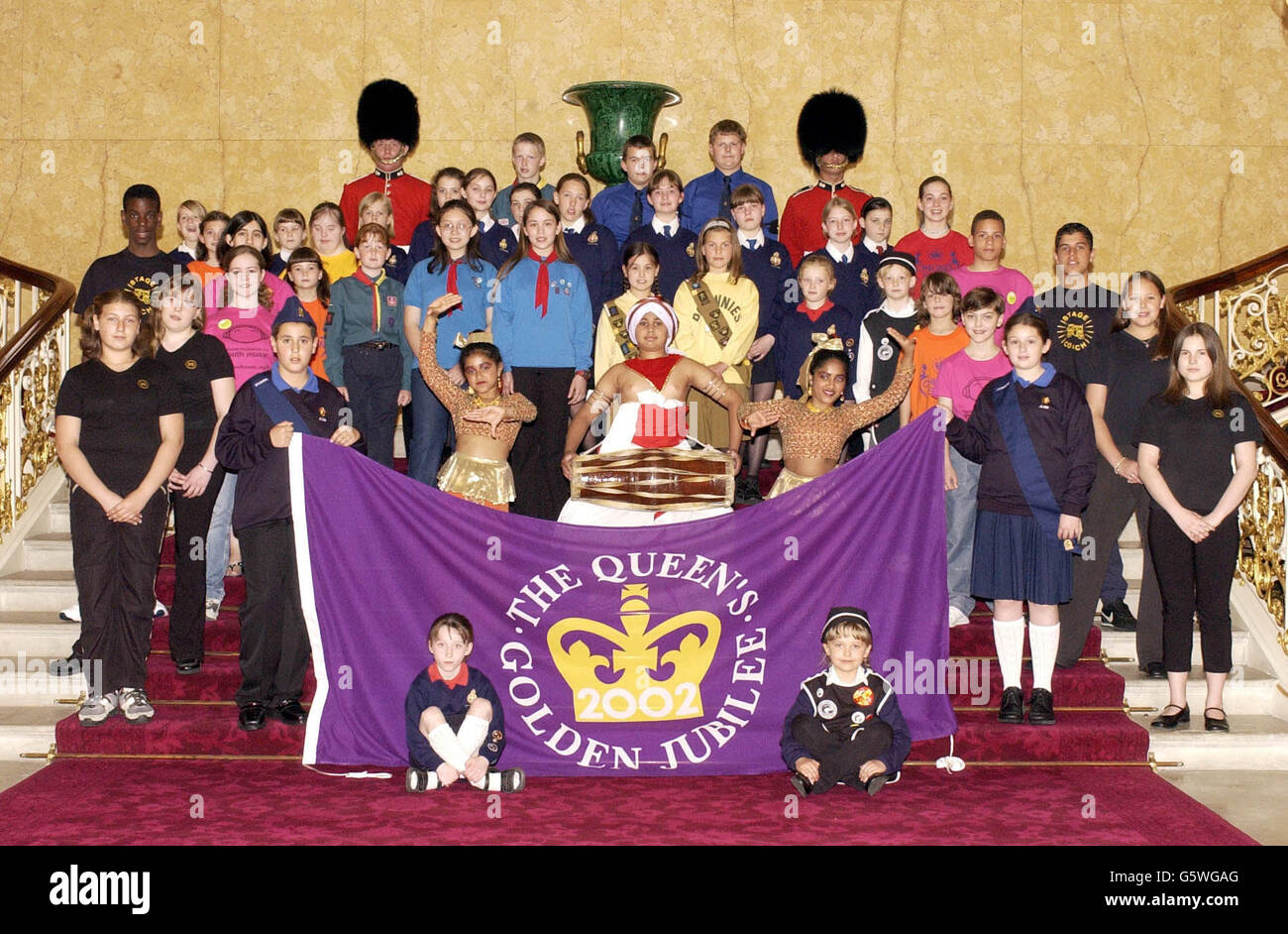 Kinder aus verschiedenen Jugendorganisationen und -Gruppen, die an den Jubiläumsfeiern teilnehmen werden. Stockfoto