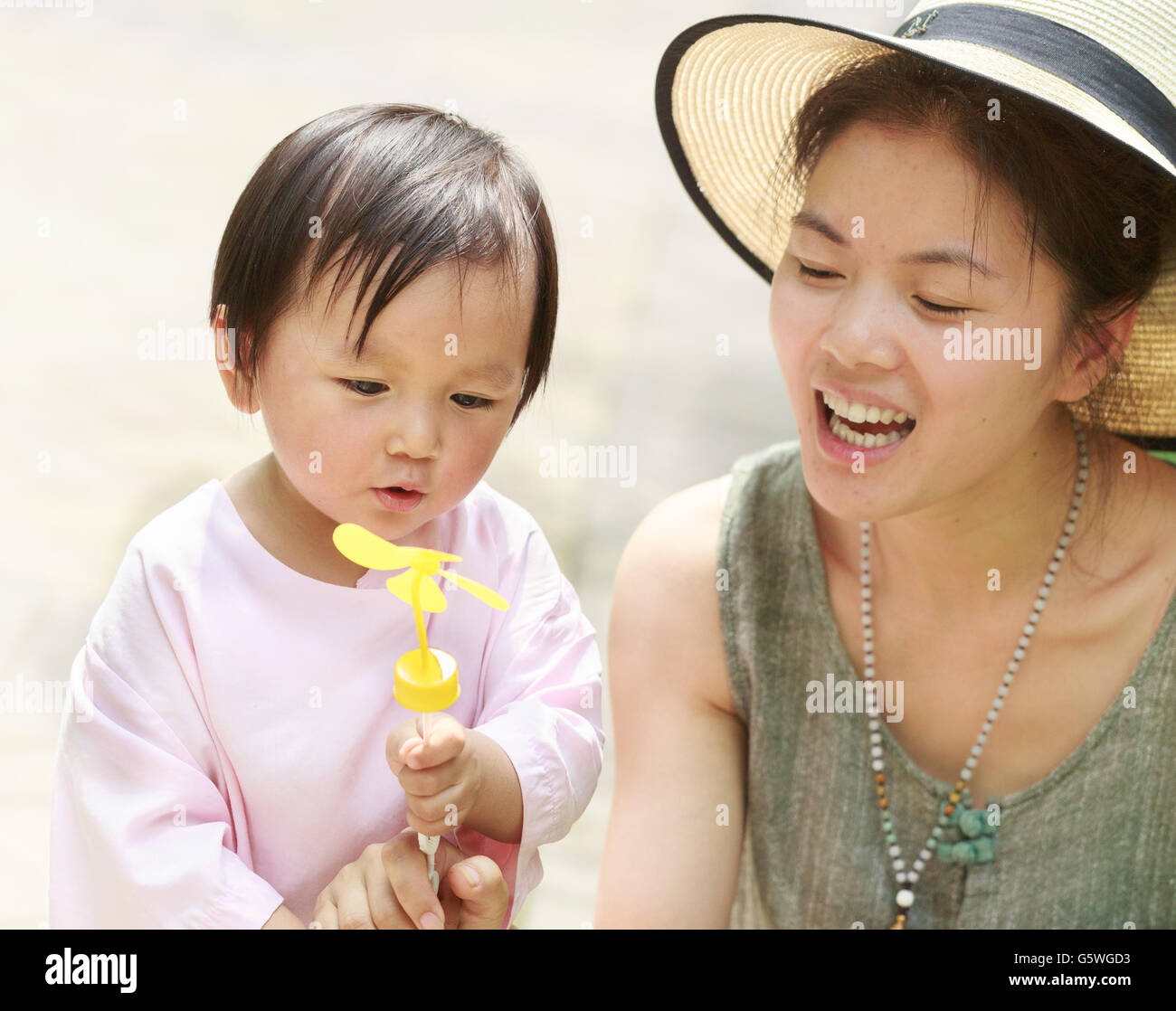 Asiatische Mutter und Tochter spielen zusammen Stockfoto