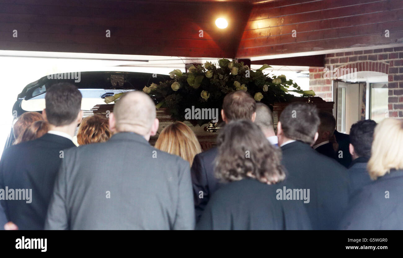 Trauernde bei der Beerdigung von Troggs Frontmann Reg Presley in Basingstoke Crematorium, Hampshire statt. Presley, 71, war der Sänger der 60er Jahre Rockband, der mit Wild Thing einen globalen Hit erzielte. Der ehemalige Maurer starb in seiner Heimatstadt Andover, Hampshire, 4. Februar umgeben von seiner Familie. Er hatte vor einem Jahr seinen Rücktritt von der Musik angekündigt, nachdem er mit Lungenkrebs diagnostiziert worden war. Stockfoto