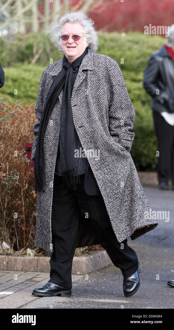 Noddy Holder bei der Beerdigung von Troggs Frontmann Reg Presley in Basingstoke Crematorium, Hampshire statt. Presley, 71, war der Sänger der 60er Jahre Rockband, der mit Wild Thing einen globalen Hit erzielte. Der ehemalige Maurer starb in seiner Heimatstadt Andover, Hampshire, 4. Februar umgeben von seiner Familie. Er hatte vor einem Jahr seinen Rücktritt von der Musik angekündigt, nachdem er mit Lungenkrebs diagnostiziert worden war. Stockfoto