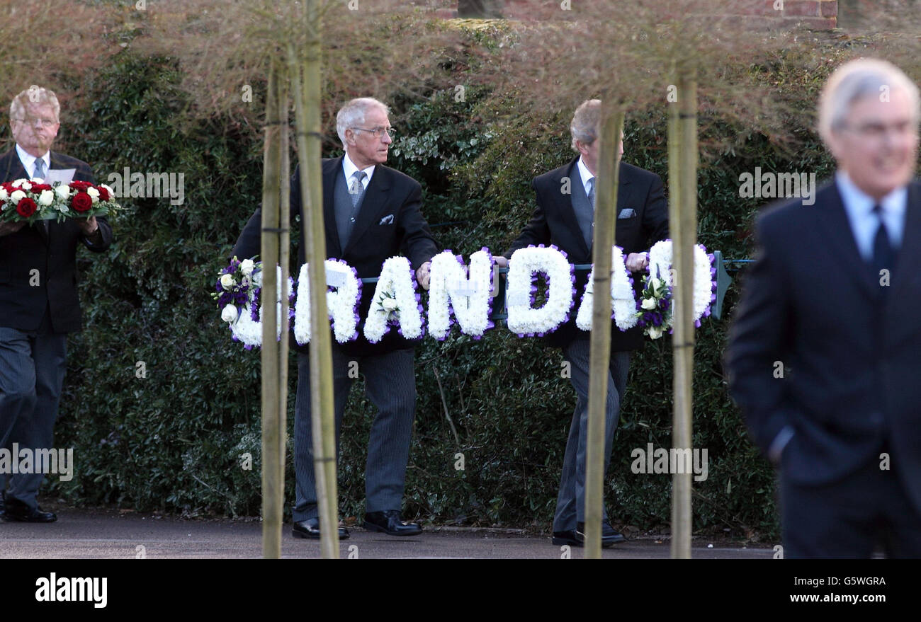 Trauernde bei der Beerdigung von Troggs Frontmann Reg Presley in Basingstoke Crematorium, Hampshire statt. Presley, 71, war der Sänger der 60er Jahre Rockband, der mit Wild Thing einen globalen Hit erzielte. Der ehemalige Maurer starb in seiner Heimatstadt Andover, Hampshire, 4. Februar umgeben von seiner Familie. Er hatte vor einem Jahr seinen Rücktritt von der Musik angekündigt, nachdem er mit Lungenkrebs diagnostiziert worden war. Stockfoto