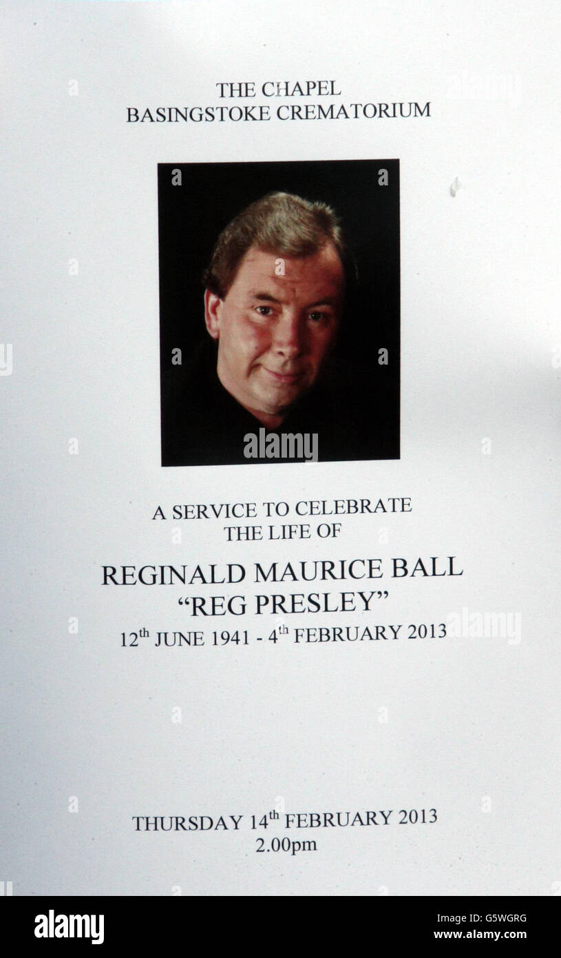 Die Anordnung des Dienstes bei der Beerdigung von Troggs Frontmann Reg Presley in Basingstoke Crematorium, Hampshire statt. Presley, 71, war der Sänger der 60er Jahre Rockband, der mit Wild Thing einen globalen Hit erzielte. Der ehemalige Maurer starb in seiner Heimatstadt Andover, Hampshire, 4. Februar umgeben von seiner Familie. Er hatte vor einem Jahr seinen Rücktritt von der Musik angekündigt, nachdem er mit Lungenkrebs diagnostiziert worden war. Stockfoto