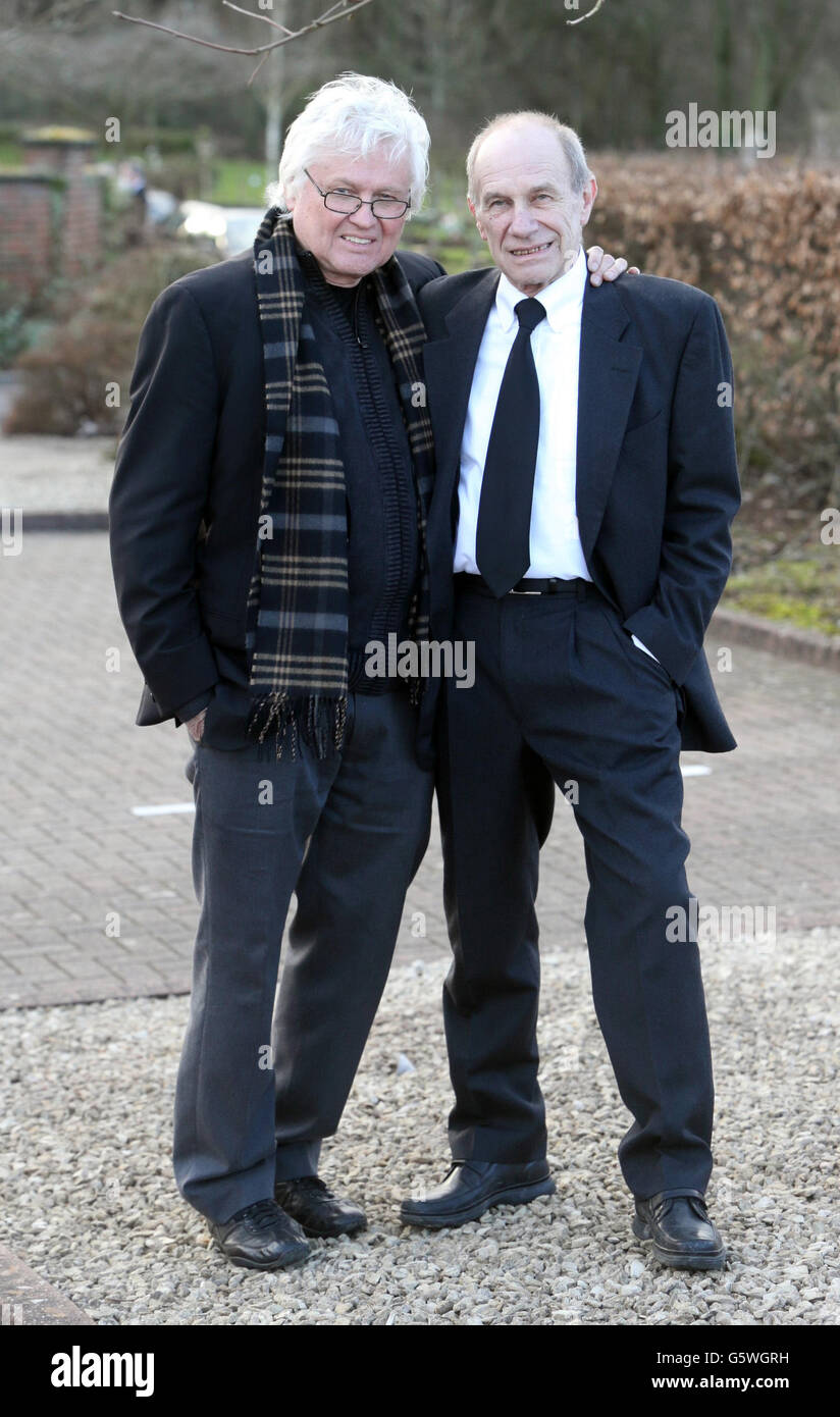 Chip Taylor (links) und Chris Britton (rechts) bei der Beerdigung von Troggs-Frontmann Reg Presley im Basingstoke Crematorium, Hampshire. Presley, 71, war der Sänger der Rockband der 1960er Jahre, der mit Wild Thing einen globalen Hit erzielte. Der ehemalige Maurer starb im Februar 4 in seiner Heimatstadt Andover, Hampshire, umgeben von seiner Familie. Er hatte vor einem Jahr seinen Rücktritt von der Musik angekündigt, nachdem er mit Lungenkrebs diagnostiziert worden war. Stockfoto