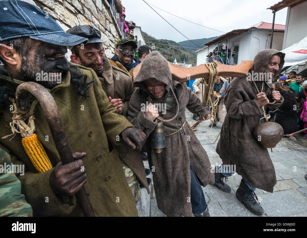 Dorfbewohner ziehen einen Pflug durch das Dorf Nedousa an einen Heiden, Rechte des Frühlings, Festival, Messinia, Peloponnes, Griechenland Stockfoto