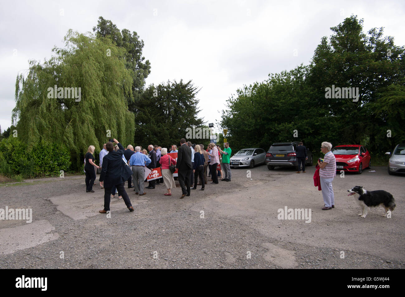 Boris Johnson trifft Fans während einer Kundgebung auf einem Parkplatz in Ashby-de-la-Zouch, Leicestershire, wo er im Auftrag von Abstimmung verlassen vor Donnerstag EU-Referendum bewarb. Stockfoto