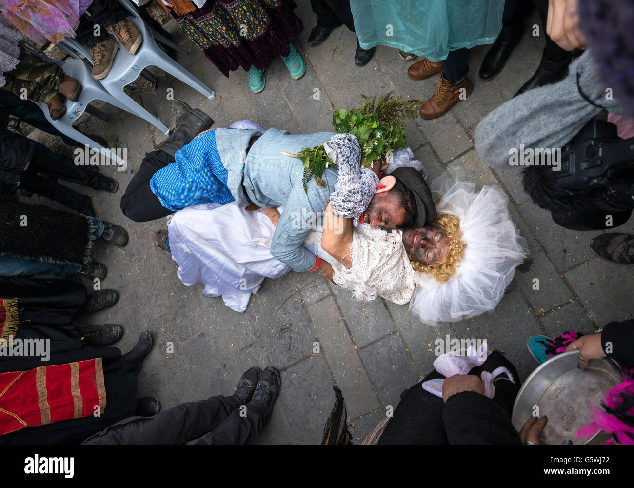 Dorfbewohner nehmen Teil in einer symbolischen Vollendung von einer Hochzeit in ein Heide, Rechte des Frühlings, Festival im Dorf Nedousa Stockfoto