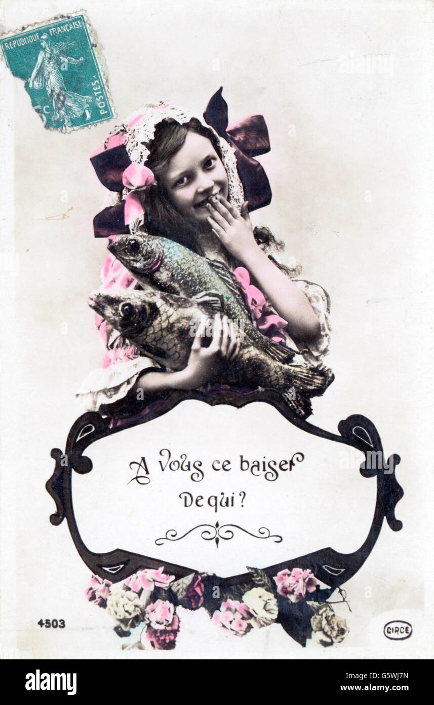 Kitsch / Karten / Souvenir, 'A vous ce Baiser. De qui?' (Dieser Kuss ist für dich. Von wem?), Kind mit Fischen, farbige Ansichtskarte, um 1910, Zusatz-Rechte-Clearences-nicht vorhanden Stockfoto
