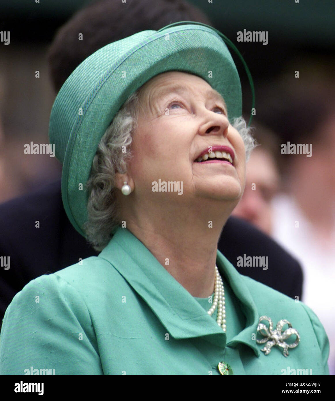 Königin Elizabeth II. Untersucht das Wetter während ihres Besuchs in Slough, in der Stadt, im Rahmen der Feierlichkeiten zum Goldenen Jubiläum. Stockfoto