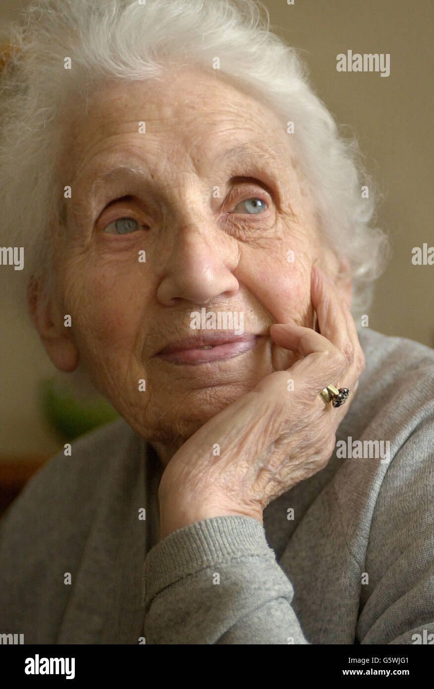 Eine 92-jährige Frau, Mary Forrester, die hier in ihrem Haus auf dem Weg zur Kirche abgebildet war, wurde zu Boden gestoßen und ihrer Handtasche beraubt. * die ältere Frau ging zur St. Gregory's Church in der Kelvindale Road, Kelvindale, als sie von einem jungen Mann angesprochen wurde, der sie kurz vor 9 Uhr zu Boden schob und ihre Handtasche schnappte. Die Handtasche enthielt ein Gebetbuch und andere persönliche Gegenstände der Frau. Mary Forrester ist bei ihr zu Hause abgebildet. Stockfoto