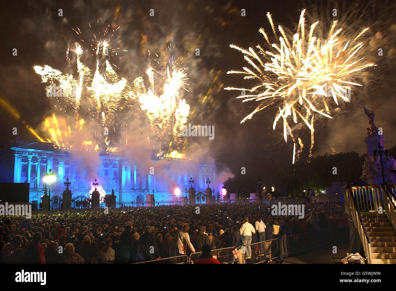 Feuerwerk brach über dem Buckingham Palace in London, nachdem die britische Königin Elizabeth II. Ein Leuchtfeuer entzündete, um an ihr goldenes Jubiläum zu erinnern. * früher hatten etwa 12,000 Leute die Party im Palast gesehen - das zweite Konzert, das in drei Tagen auf dem Gelände stattfinden wird - eine Menge schätzungsweise eine Million Leute versammelten sich draußen, um die Musik zu genießen. Am Dienstag wird sie zu einem Dankgottesdienst zu den St. Paul's reisen. Stockfoto