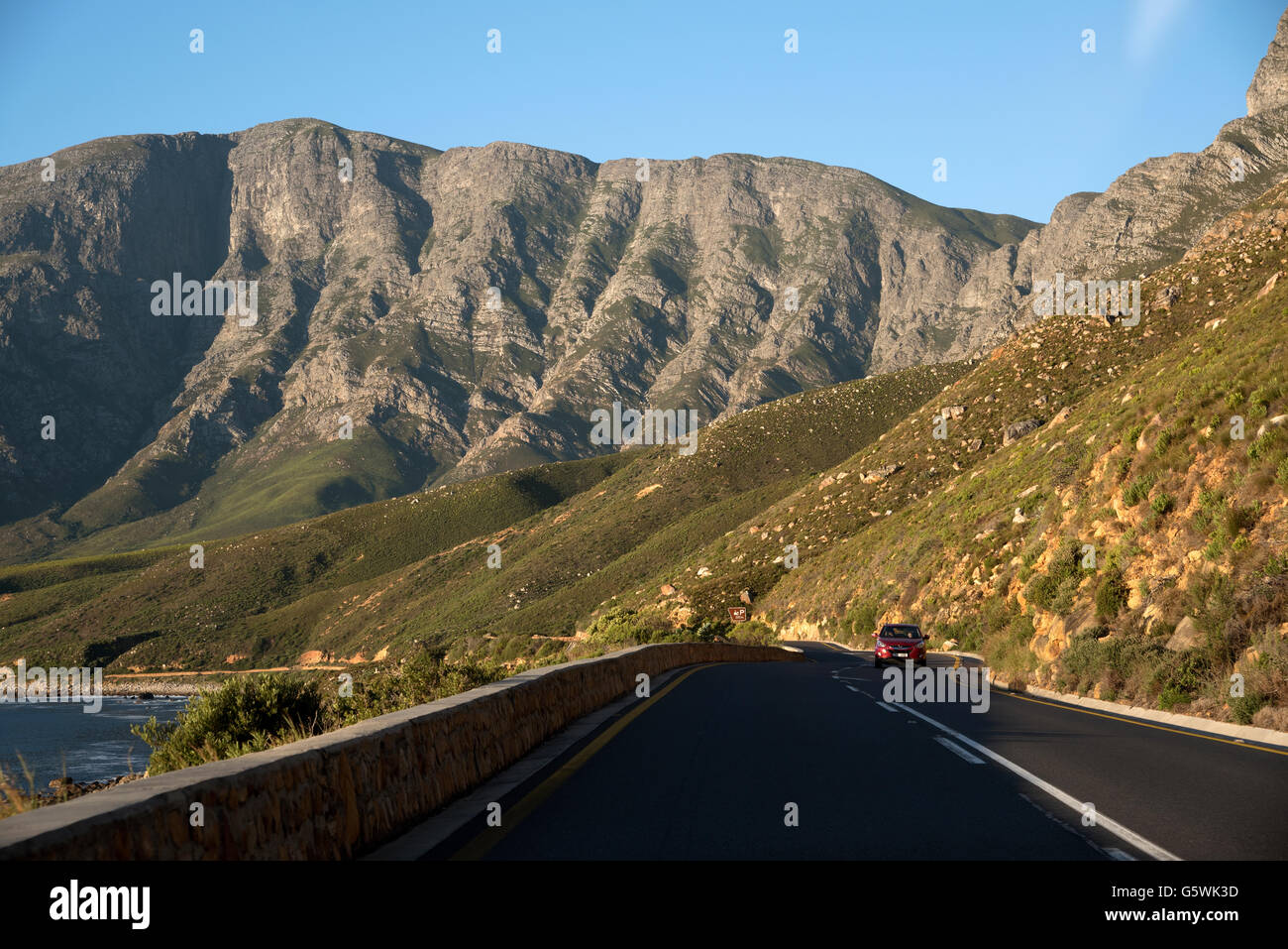 Autofahren auf Clarence Drive mit einer Kulisse des Hottentotten-Holland-Gebirges in der Nähe von Gordons Bay-Südafrika Stockfoto