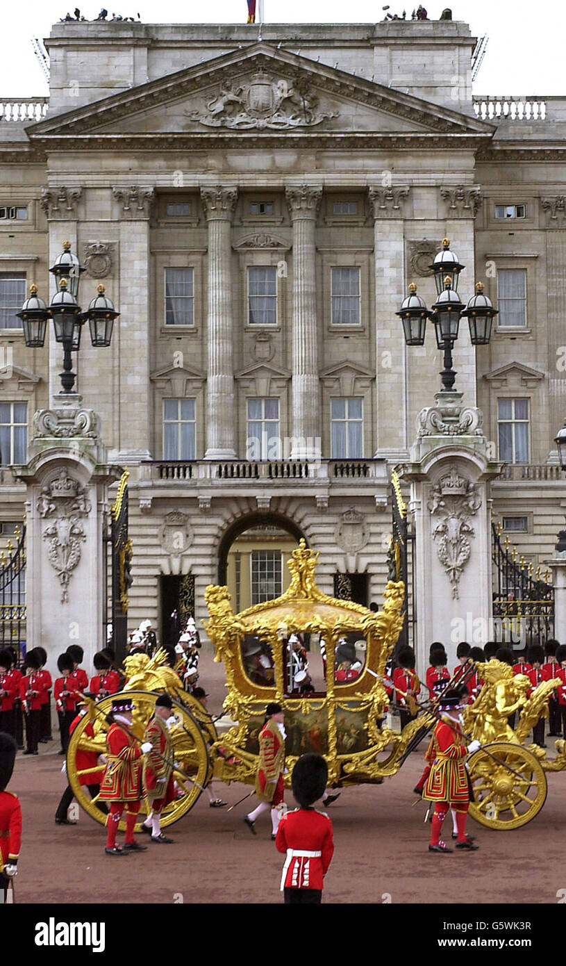 Die britische Königin Elizabeth II. Fährt im Gold State Bus vom Buckingham Palace zur St. Paul's Cathedral, um Thanksgiving zu feiern, um ihr goldenes Jubiläum zu feiern. * der Wagen wurde 1762 für König Georg III. Gebaut und wurde nur zweimal von der Königin benutzt - für ihre Krönung und ihr Silbernes Jubiläum. Später, nach dem Mittagessen in Guildhall in der City of London, wird sie eine Parade und Karneval entlang der Mall beobachten. Am Montagabend versammelten sich mehr als eine Million Menschen im Zentrum Londons, um das Konzert der Party im Palast zu hören und ein spektakuläres Feuerwerk zu sehen. Stockfoto