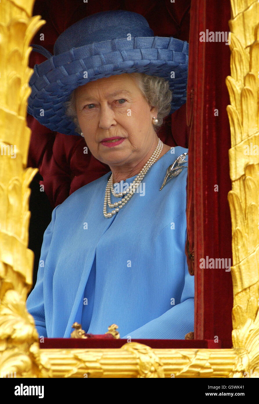 Die britische Königin Elizabeth II. Fährt im Gold State Bus vom Buckingham Palace zur St. Paul's Cathedral für einen Erntedankgottesdienst, um ihr goldenes Jubiläum zu feiern. * der Wagen wurde 1762 für König Georg III. Gebaut und wurde nur zweimal von der Königin benutzt - für ihre Krönung und ihr Silbernes Jubiläum. Später, nach dem Mittagessen in Guildhall in der City of London, wird sie eine Parade und Karneval entlang der Mall beobachten. Am Montagabend versammelten sich mehr als eine Million Menschen im Zentrum Londons, um das Konzert der Party im Palast zu hören und ein spektakuläres Feuerwerk zu sehen. Stockfoto