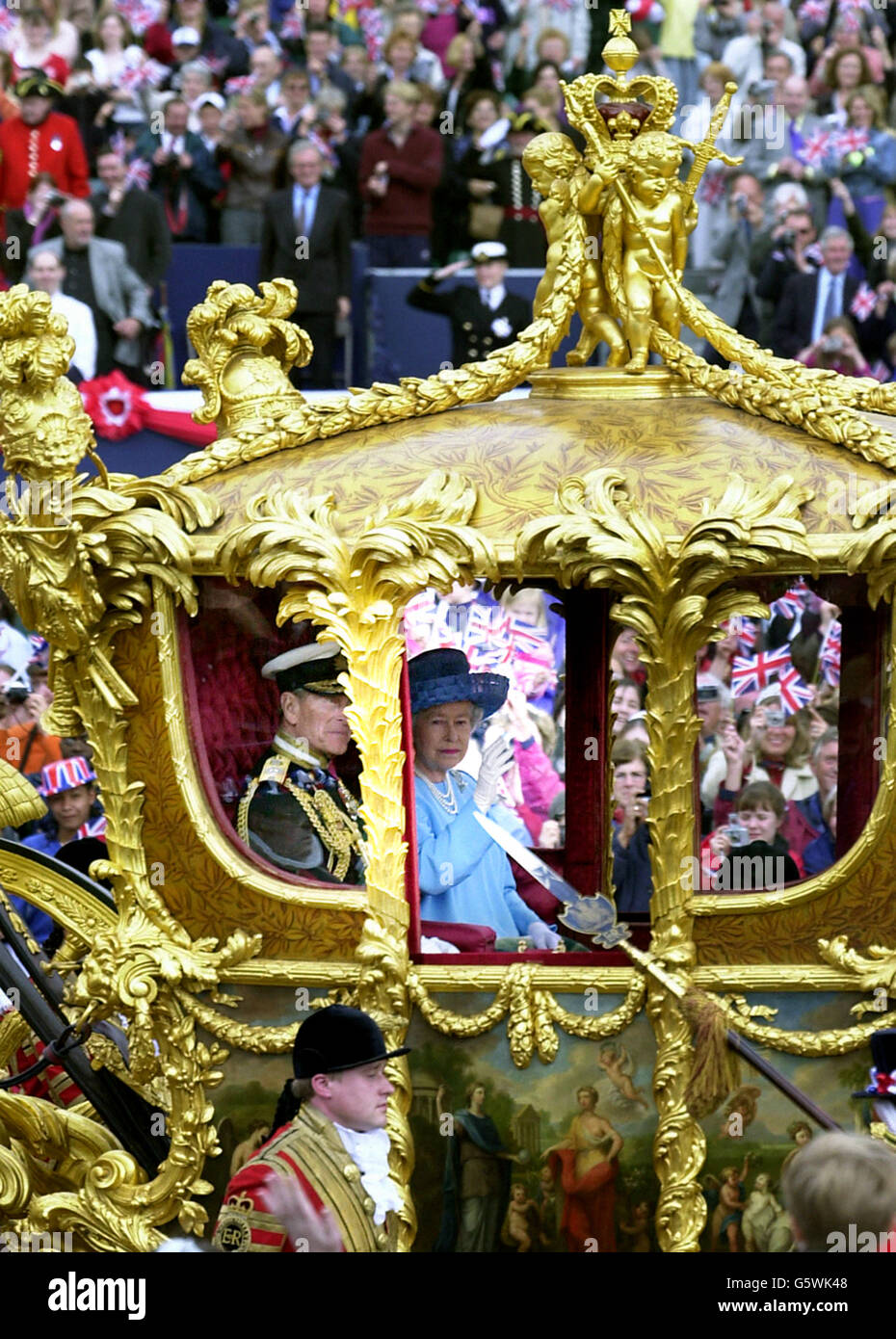 Die britische Königin Elizabeth II. Fährt im Gold State Bus vom Buckingham Palace zur St. Paul's Cathedral, um Thanksgiving zu feiern, um ihr goldenes Jubiläum zu feiern. * der Wagen wurde 1762 für König Georg III. Gebaut und wurde nur zweimal von der Königin benutzt - für ihre Krönung und ihr Silbernes Jubiläum. Später, nach dem Mittagessen in Guildhall in der City of London, wird sie eine Parade und Karneval entlang der Mall beobachten. Am Montagabend versammelten sich mehr als eine Million Menschen im Zentrum Londons, um das Konzert der Party im Palast zu hören und ein spektakuläres Feuerwerk zu sehen. Stockfoto