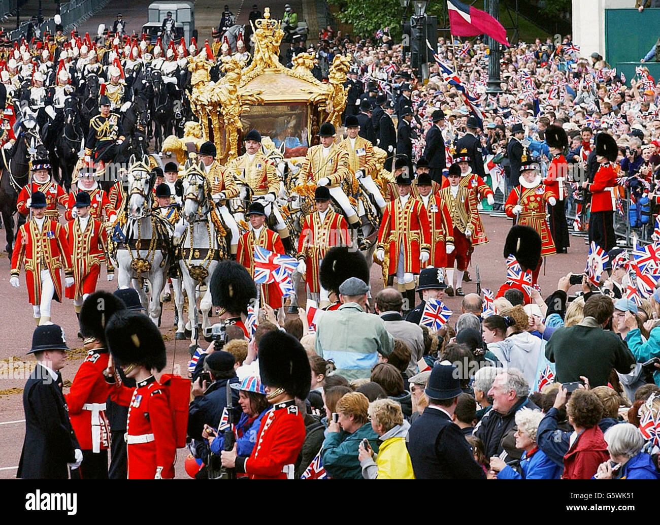 Die britische Königin Elizabeth II. Fährt im Gold State Bus vom Buckingham Palace zur St. Paul's Cathedral für einen Erntedankgottesdienst, um ihr goldenes Jubiläum zu feiern. * der Wagen wurde 1762 für König Georg III. Gebaut und wurde nur zweimal von der Königin benutzt - für ihre Krönung und ihr Silbernes Jubiläum. Später, nach dem Mittagessen in Guildhall in der City of London, wird sie eine Parade und Karneval entlang der Mall beobachten. Am Montagabend versammelten sich mehr als eine Million Menschen im Zentrum Londons, um das Konzert der Party im Palast zu hören und ein spektakuläres Feuerwerk zu sehen. Stockfoto