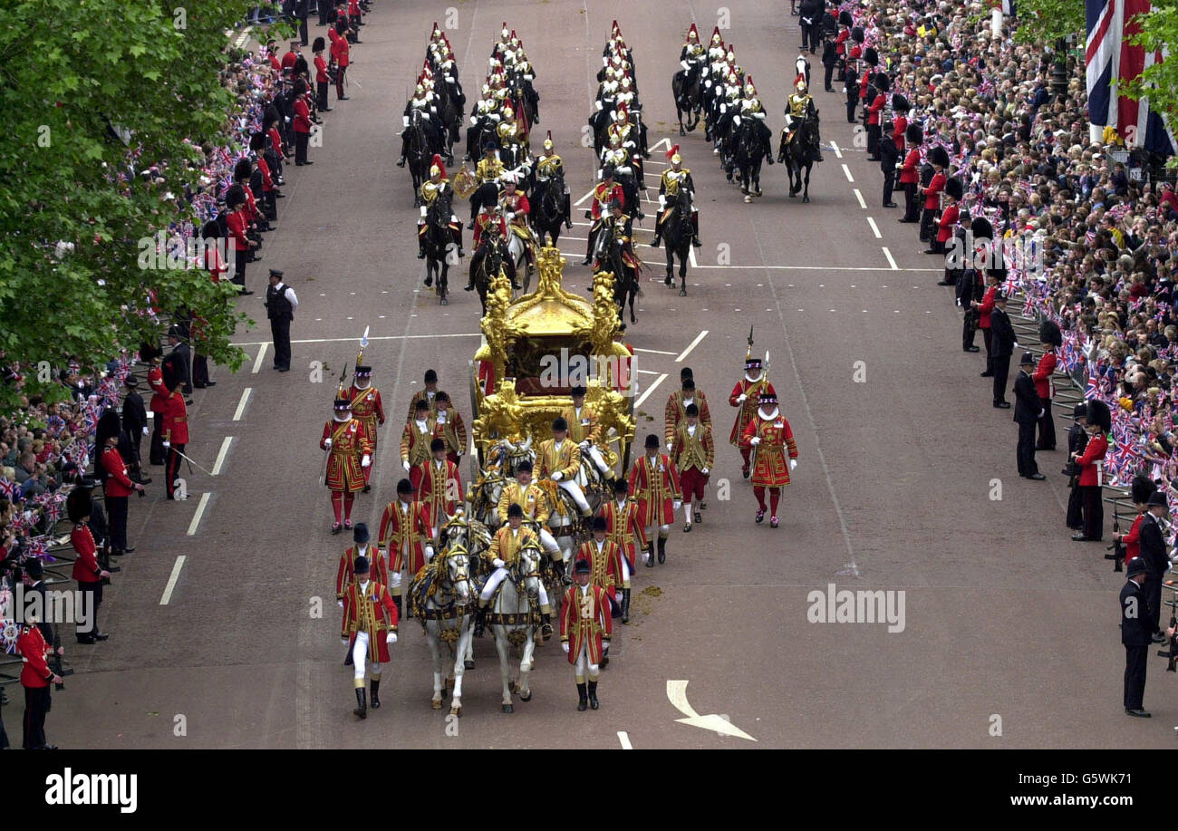 Menschenmassen säumen die Mall, während die britische Königin Elizabeth II. Im Gold State Bus vom Buckingham Palace zur St. Paul's Cathedral fährt, um Thanksgiving zu feiern, um ihr goldenes Jubiläum zu feiern. * der Wagen wurde 1762 für König Georg III. Gebaut und wurde nur zweimal von der Königin benutzt - für ihre Krönung und ihr Silbernes Jubiläum. Später, nach dem Mittagessen in Guildhall in der City of London, wird sie eine Parade und Karneval entlang der Mall beobachten. Am Montagabend versammelten sich mehr als eine Million Menschen im Zentrum Londons, um das Konzert der Party im Palast zu hören und ein spektakuläres Feuerwerk zu sehen Stockfoto