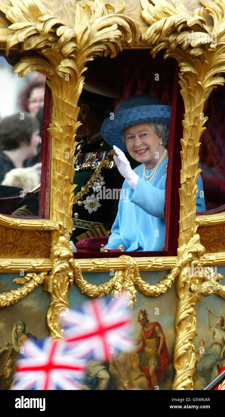 Die britische Königin Elizabeth II. Fährt im Gold State Bus vom Buckingham Palace zur St. Paul's Cathedral für einen Erntedankgottesdienst, um ihr goldenes Jubiläum zu feiern. * der Wagen wurde 1762 für König Georg III. Gebaut und wurde nur zweimal von der Königin benutzt - für ihre Krönung und ihr Silbernes Jubiläum. Später, nach dem Mittagessen in Guildhall in der City of London, wird sie eine Parade und Karneval entlang der Mall beobachten. Am Montagabend versammelten sich mehr als eine Million Menschen im Zentrum Londons, um das Konzert der Party im Palast zu hören und ein spektakuläres Feuerwerk zu sehen. Stockfoto