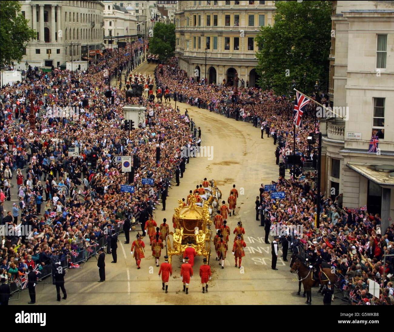 Die britische Königin Elizabeth II fährt am Dienstag, den 4. Juni 2002, im Gold State-Bus vom Buckingham Palace zur St. Paul's Cathedral, zu einem Erntedankfest-Gottesdienst zur Feier ihres Goldenen Jubiläums. * der Wagen wurde 1762 für König Georg III. Gebaut und wurde von der Königin nur zweimal benutzt - für ihre Krönung und ihr Silbernes Jubiläum. Später, nach dem Mittagessen in Guildhall in der City of London, wird sie eine Parade und einen Karneval entlang der Mall beobachten. Am Montagabend versammelten sich mehr als eine Million Menschen im Zentrum von London, um das Konzert der Party im Palast zu hören und ein spektakuläres Feuerwerk zu sehen Stockfoto