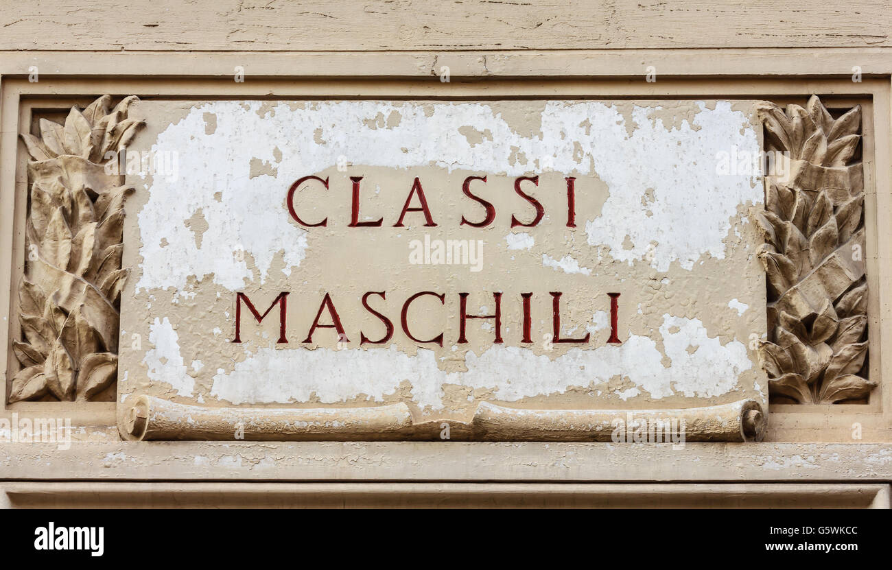 Zeichen gemacht aus Zement und Stein trägt eine Inschrift des männlichen Wortklassen an den Eingang einer Schule gebildet Stockfoto