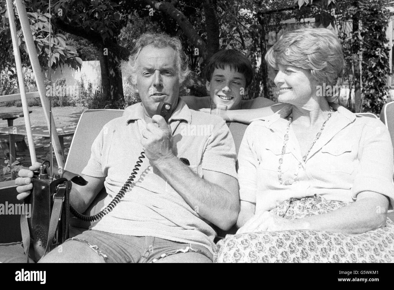 Farce-Schauspieler Brian Rix im Garten seines Hauses in Roehampton mit ...
