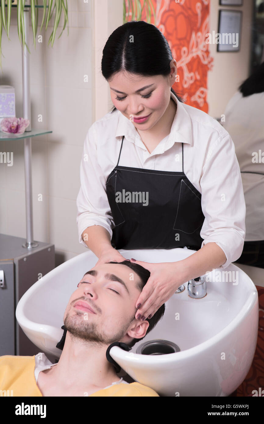 Gut aussehender Mann im Friseur Salon Stockfoto