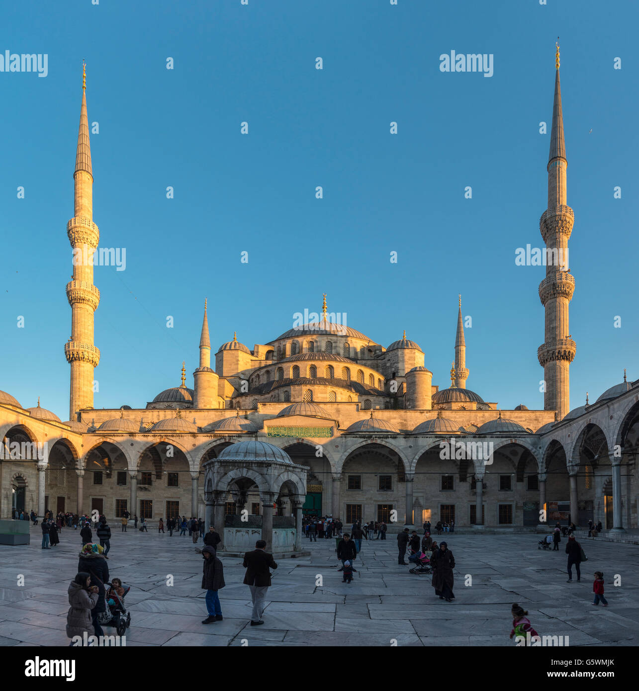 Innenhof des Sultan Ahmet oder blaue Moschee, Sultanahmet, Istanbul, Türkei Stockfoto