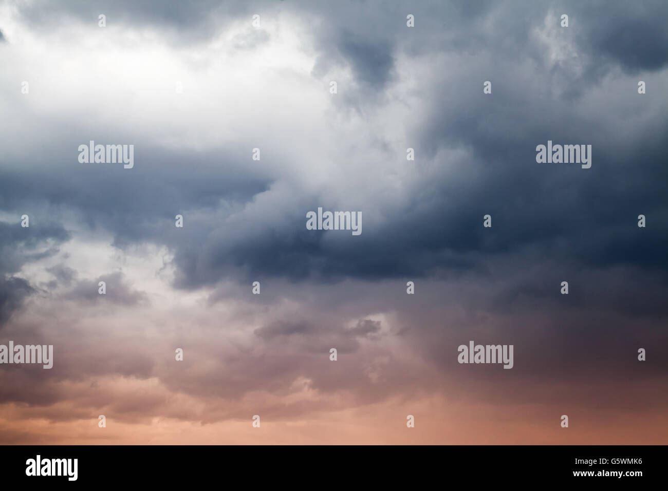 Bunte dramatischer Himmel mit dunklen Wolken, abstrakte Natur Hintergrundfoto Stockfoto