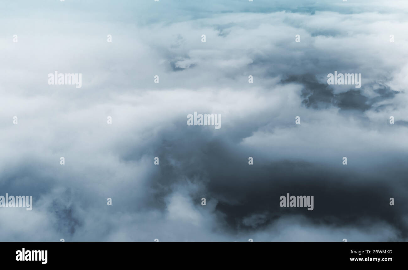 Dunkler Himmel mit stürmischen Wolken, natürliche Hintergrundtextur Foto Stockfoto