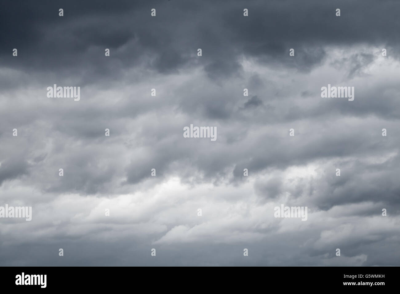 Dunkler Himmel mit blau grauen stürmischen Wolken, natürliche Himmeltextur Hintergrund Foto Stockfoto