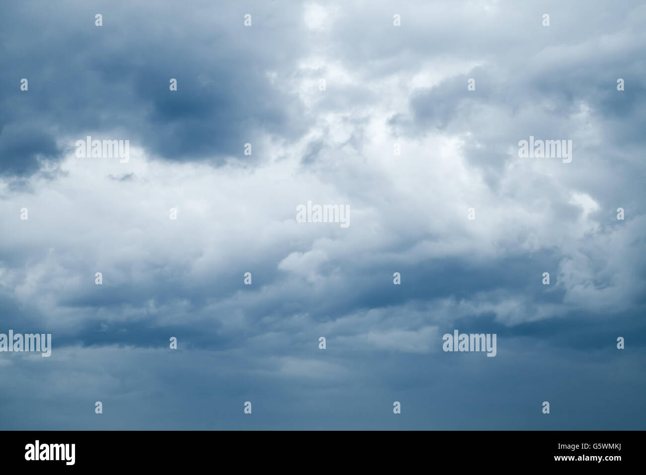 Dunkler Himmel mit blauen stürmischen Wolken, natürliche Hintergrundtextur Foto Stockfoto