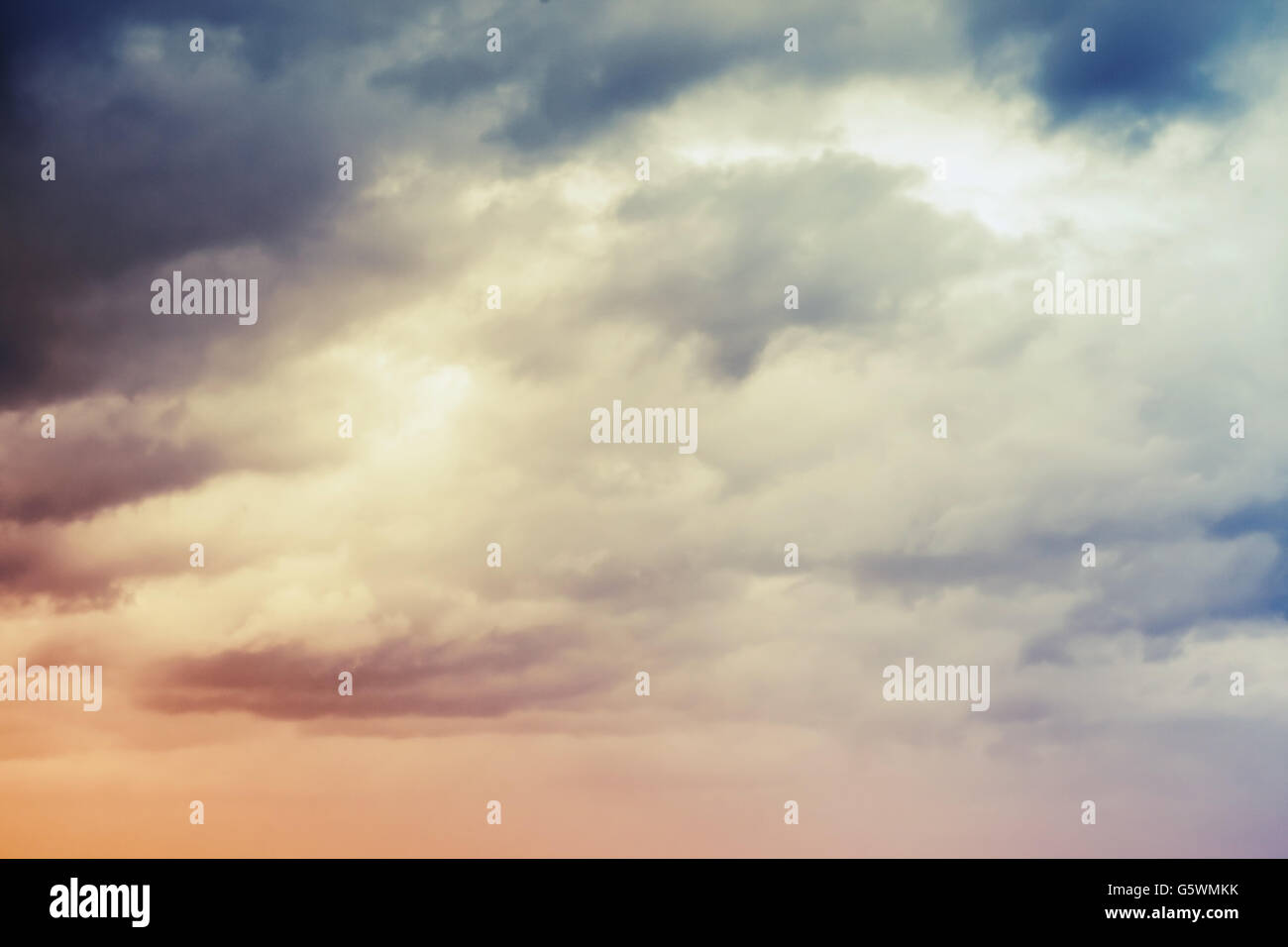 Bunte dramatischer Himmel mit dunklen Wolken abstrakt Hintergrund mit Tonwertkorrektur Filtereffekt Stockfoto