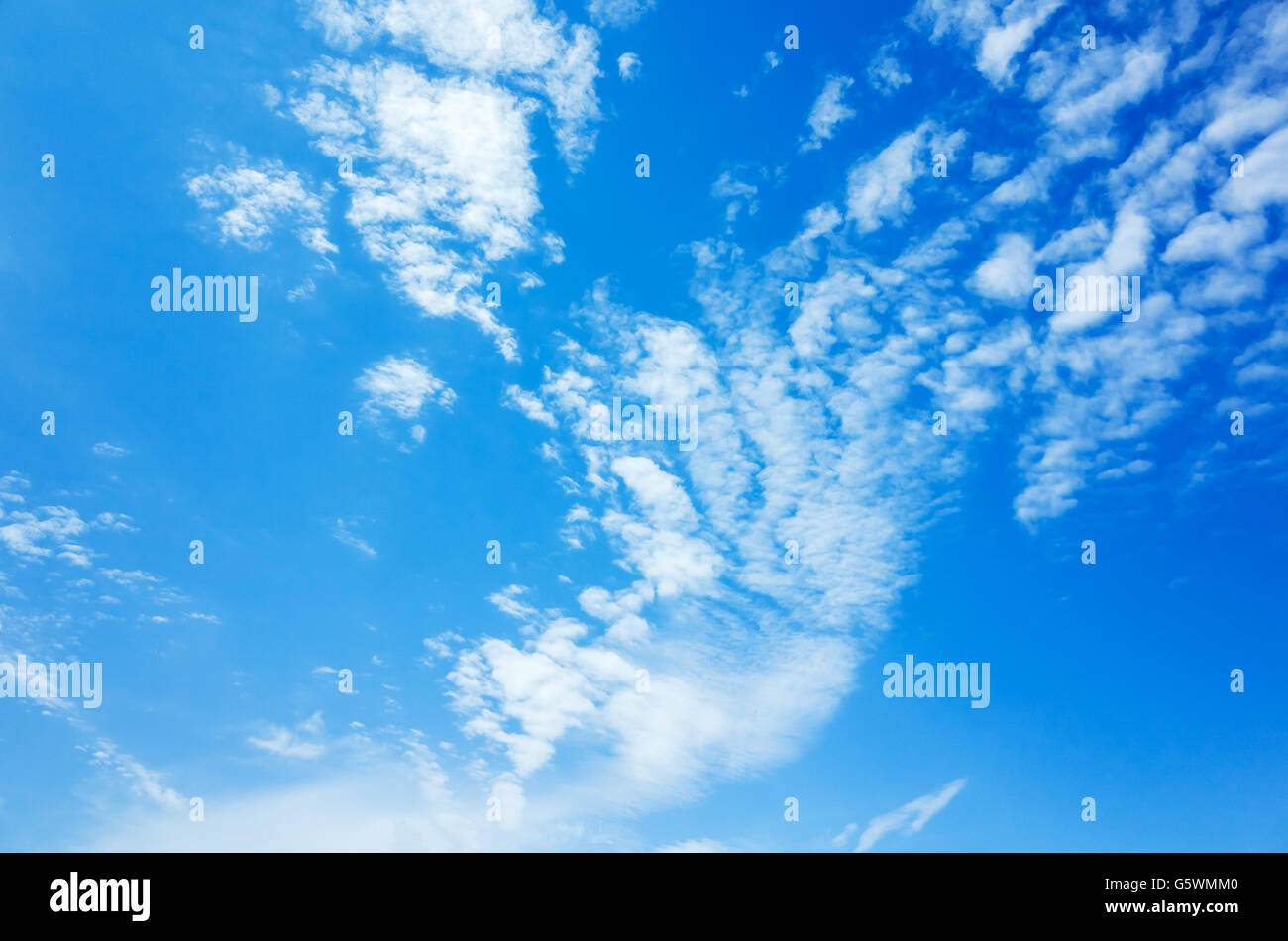 Natürliche strahlend blauer Himmel mit weißen Altocumulus-Wolken, Foto Hintergrundtextur Stockfoto