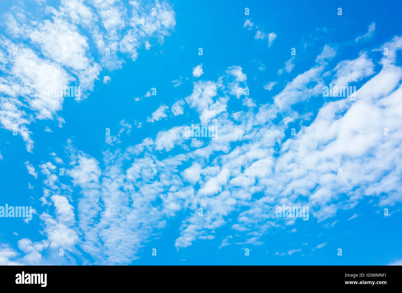 Natürliche strahlend blauer Himmel mit weißen Altocumulus Wolkenschicht, Foto Hintergrundtextur Stockfoto