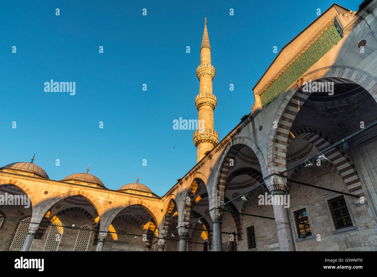Innenhof des Sultan Ahmet oder blaue Moschee, Sultanahmet, Istanbul, Türkei Stockfoto