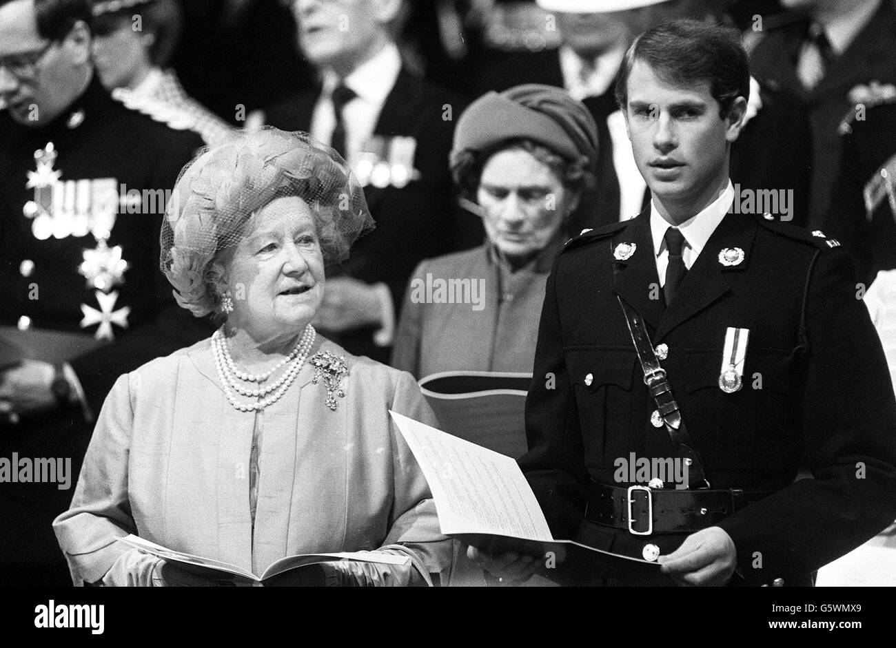 Die Königin Mutter; Prinzessin Alice, Herzogin von Gloucester und Prinz Edward in Royal Marines Uniform, während des VE-Day-Gedenkgottesdienstes, an dem 2,200 Personen in Westminster Abbey, London, teilnahmen. 29/5/04: Prinz William sieht heute Abend nach einem Aufenthalt in den Streitkräften aus, nachdem er sein bisher stärkstes Zeichen gegeben hat, dass er nach der Universität beitreten würde.der 21-jährige König sagte, dass er keine Karriereoptionen ausgeschlossen habe, aber gerne Teil der britischen Dienste sein würde. Als zukünftiger König wird er eines Tages Oberbefehlshaber der Streitkräfte sein, und die Zeit, an der Seite der Truppen zu arbeiten, ist traditionell Stockfoto