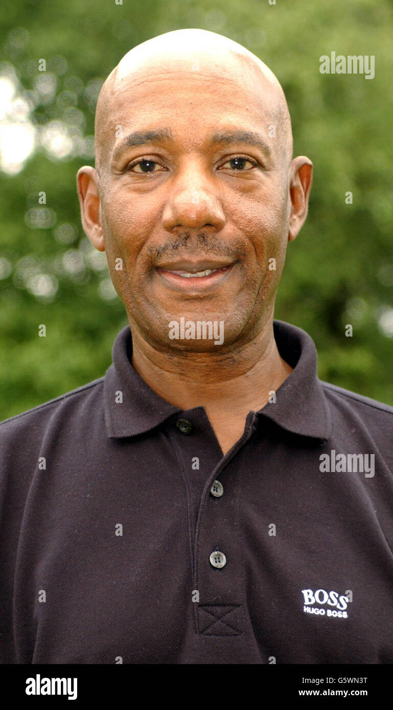Hot Chocolate Frontmann Errol Brown posiert für Fotos während des Bobby Moore Fund Golf Day im Wentworth Golf Club. Das jährliche Fundraising-Golfturnier beinhaltete eine Auktion mit exklusiven Sportmemorabilien und eine Vorführung von Englands WM-Krawatte mit Nigeria. Stockfoto
