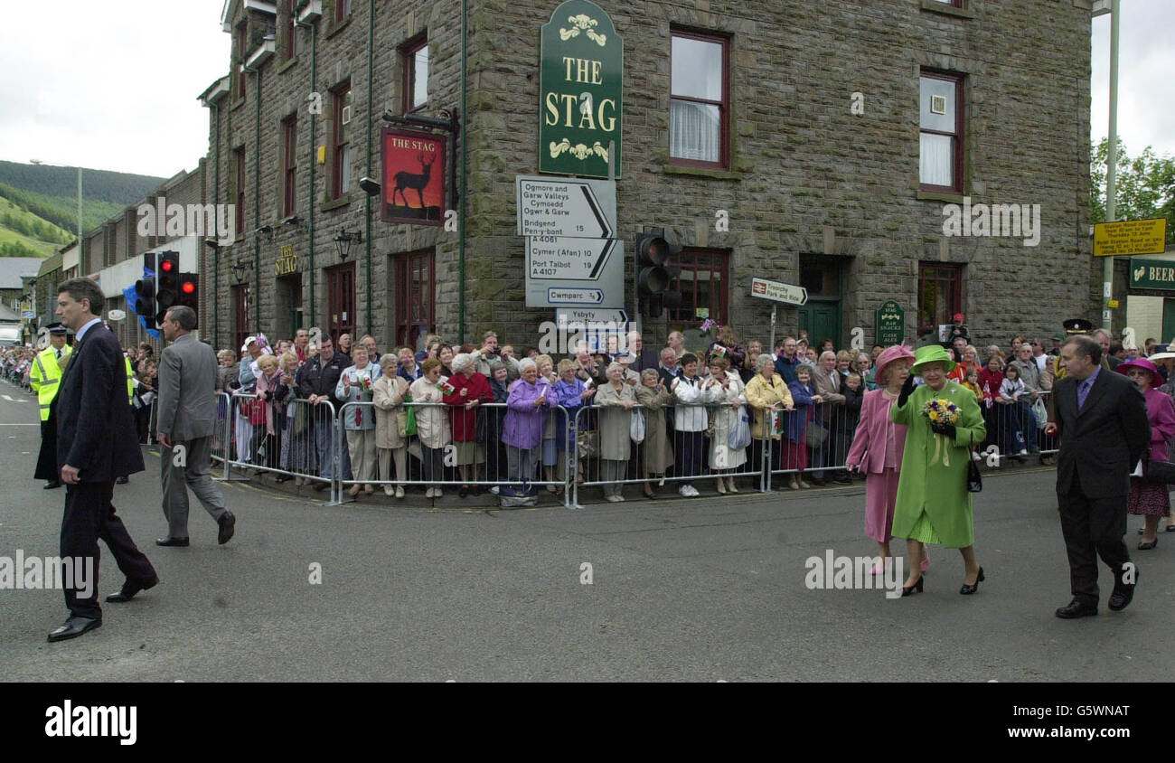 Die britische Königin Elizabeth II (2. Rechts) besucht das alte Bergbaudorf Treorchy in Südwales. Stockfoto