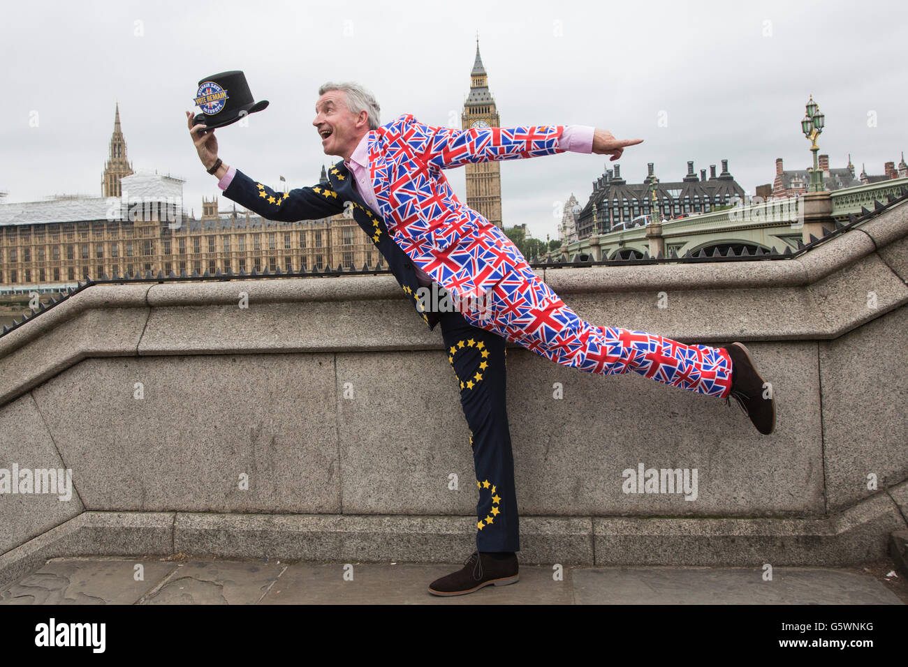 London, UK. 22. Juni 2016. Michael O'Leary, CEO von Ryanair, stellt bei einem Fototermin in einem Anzug Hälfte besteht aus der Flagge der Europäischen Union und der Anschluß-Markierungsfahne. Er fordert Wähler für eine große "Remain" Abstimmung des EU-Referendums am 23. Juni 2016. Stockfoto