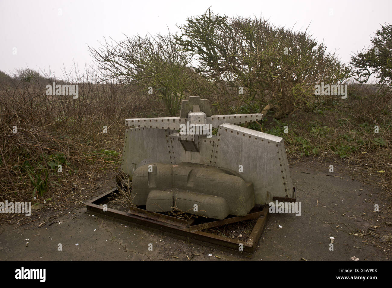 Ein Denkmal, das Guglielmo Marconi und dem Postingenieur George Kemp aus Cardiff gewidmet ist, der am 13. Mai 1897 die ersten drahtlosen Signale über das offene Meer von Flat Holm Island zum Lavernock Point in der Nähe von Penarth, Wales, übermittelte. Flat Holm (Walisisch: Ynys Echni) ist eine Kalksteininsel im Bristol Channel, etwa 6 km (4 Meilen) von Lavernock Point im Val of Glamorgan, aber in der Stadt und der Grafschaft Cardiff. Es umfasst den südlichsten Punkt von Wales. Die Insel hat eine lange Besetzungsgeschichte, die zumindest aus der angelsächsischen und der Wikingerzeit stammt. Zu den religiösen Verwendungen gehören Besuche von Stockfoto