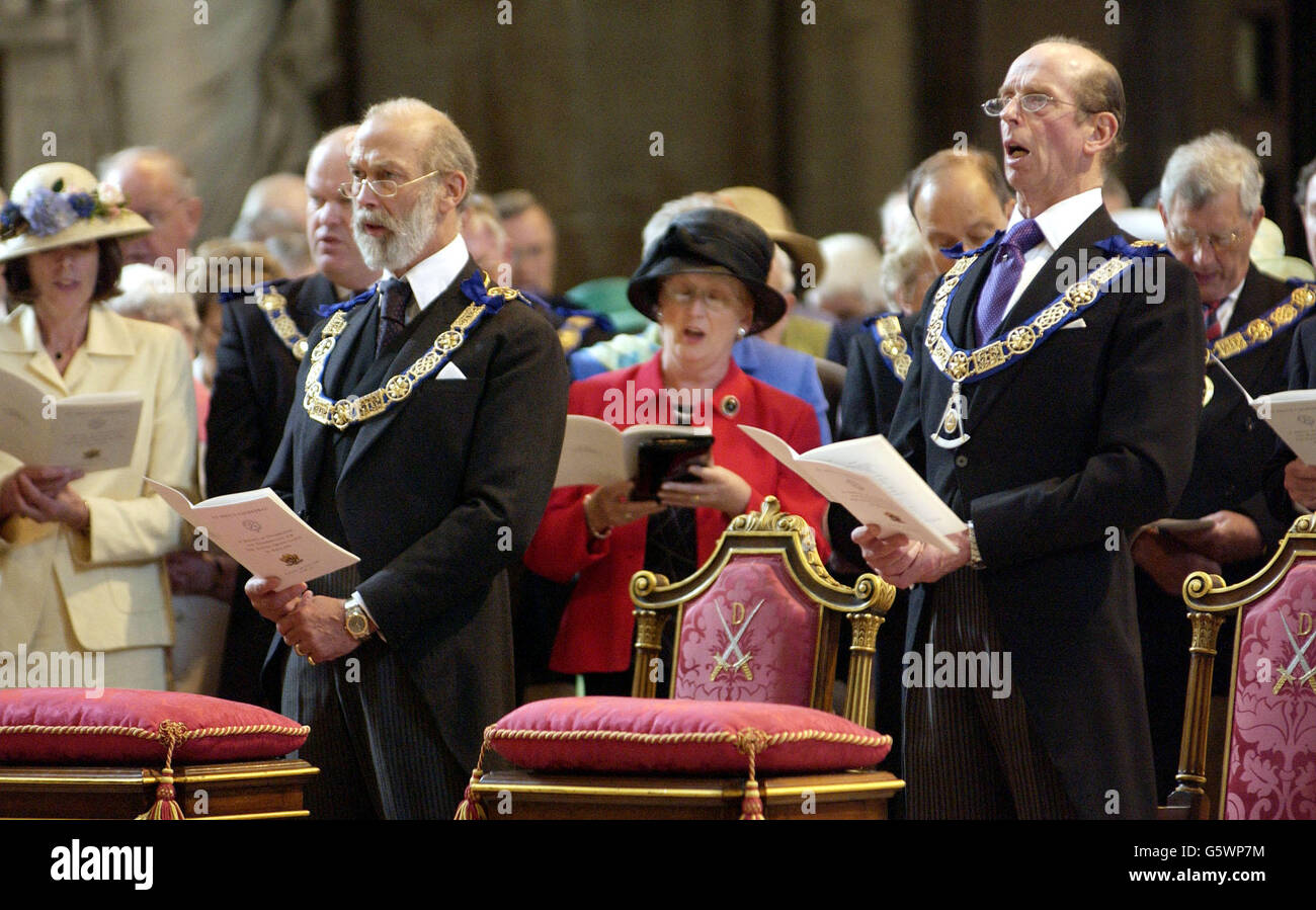 Freimaurerköniginnen, Prinz Michael von Kent (links), Provinzial-Großmeister für Middlesex und Großmeister für den Mark Freimaurer (ein zusätzlicher Befehl aus Mauerwerk) und der Herzog von Kent, Großmeister der Vereinigten Großloge von England, beten in der St. Paul's Cathedral im Zentrum von London an. *..... für einen Gottesdienst und Thanksgiving für die United Grand Lodge of England. Stockfoto