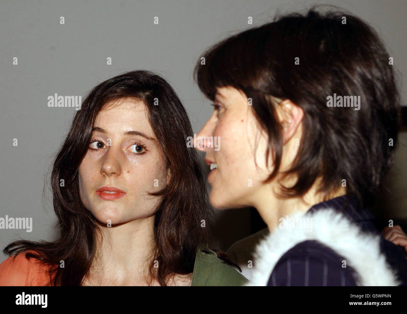 Freundin der Künstlerin Emily Bearn (links) mit Bella Freud (eines Lucians Töchter) bei einem privaten Empfang feiern eine große Retrospektive des Werkes von Maler Lucian Freud, in der Tate Britain in London. Stockfoto