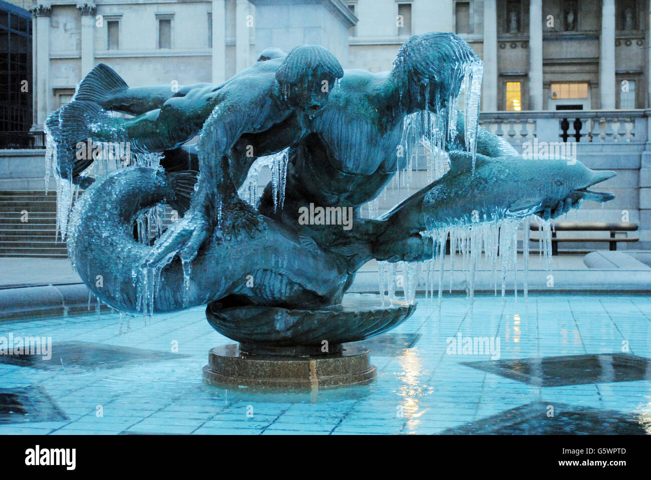 Eine gefrorene Statue auf dem Trafalgar Square im Zentrum von London heute Morgen, als Schnee und Schnee Teile Nordenglands treffen werden, während eisige Winde über Großbritannien hinwegfegen. Stockfoto