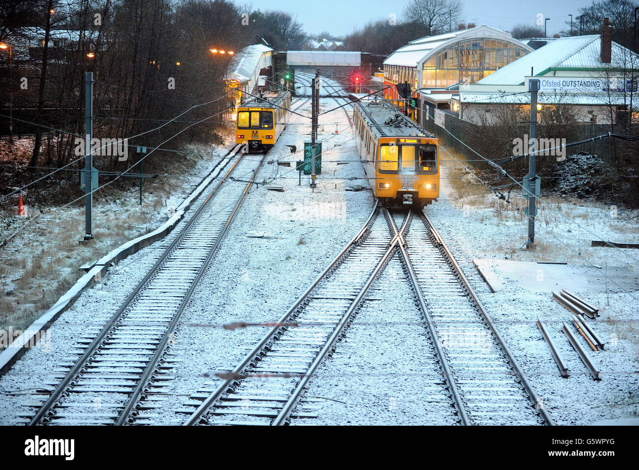 Metro-Züge verlassen Monkseaton Station als Schnee und Schnee getroffen Teile von Nordengland heute als eiskalte Winde über Großbritannien fegen. Stockfoto