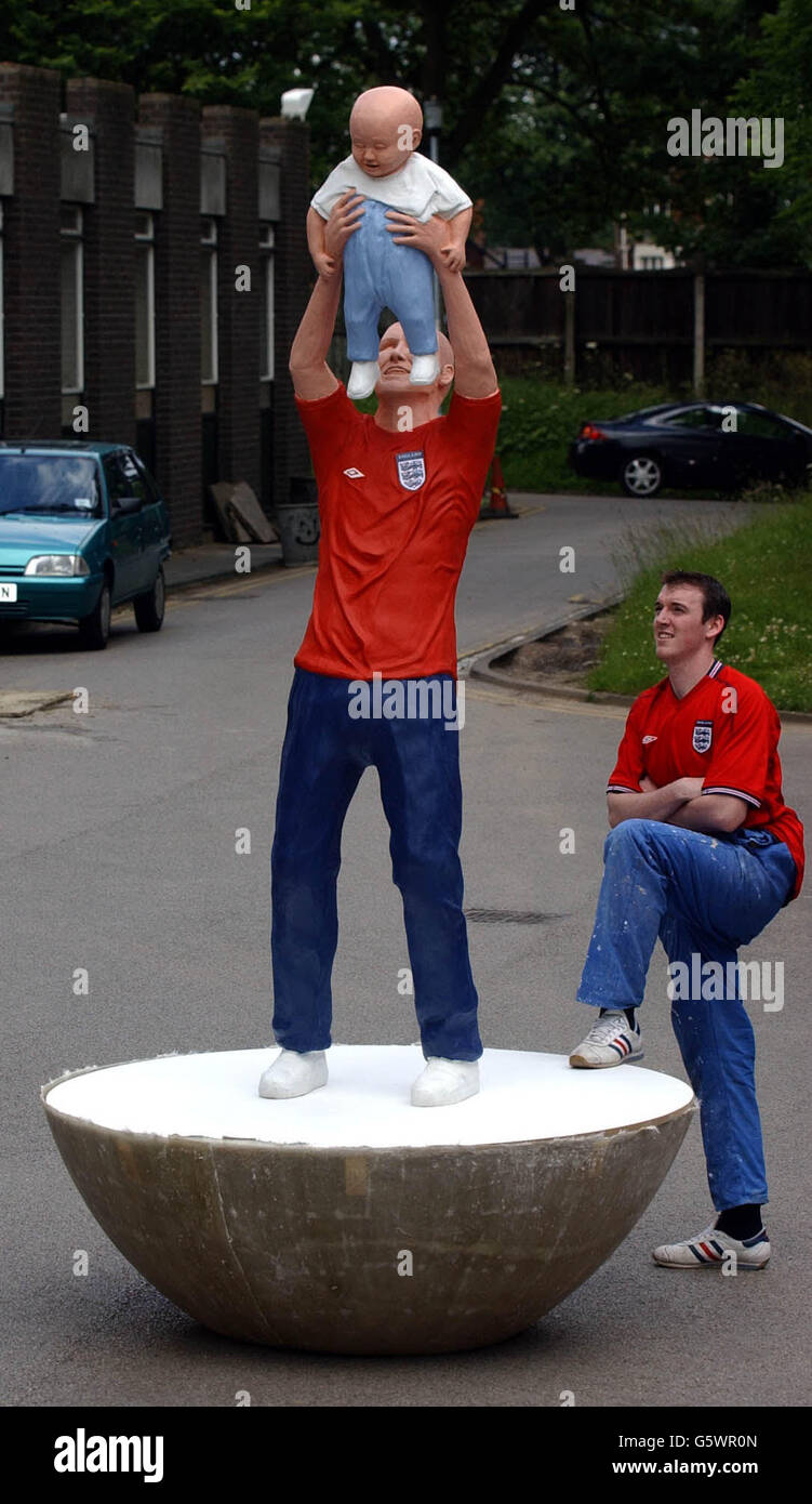 England Football Captain David Beckham wird als lebensgroßer Subbuteo-Spieler gezeigt, der seinen Sohn Brooklyn in dieser Skulptur hält, die der Student Mathew Chaloner, 22 (rechts), im Rahmen der Sunderland's 2002 Art, Design and Media Degree Show Exhibition in the City, enthüllt hat. *der leidenschaftliche Liverpool-Fan Matthew Chaloner hat seine Verborgenheit beiseite gelegt, das Fiberglas-Modell der Manchester United Nummer sieben in den letzten 17 Wochen zu gestalten. Stockfoto