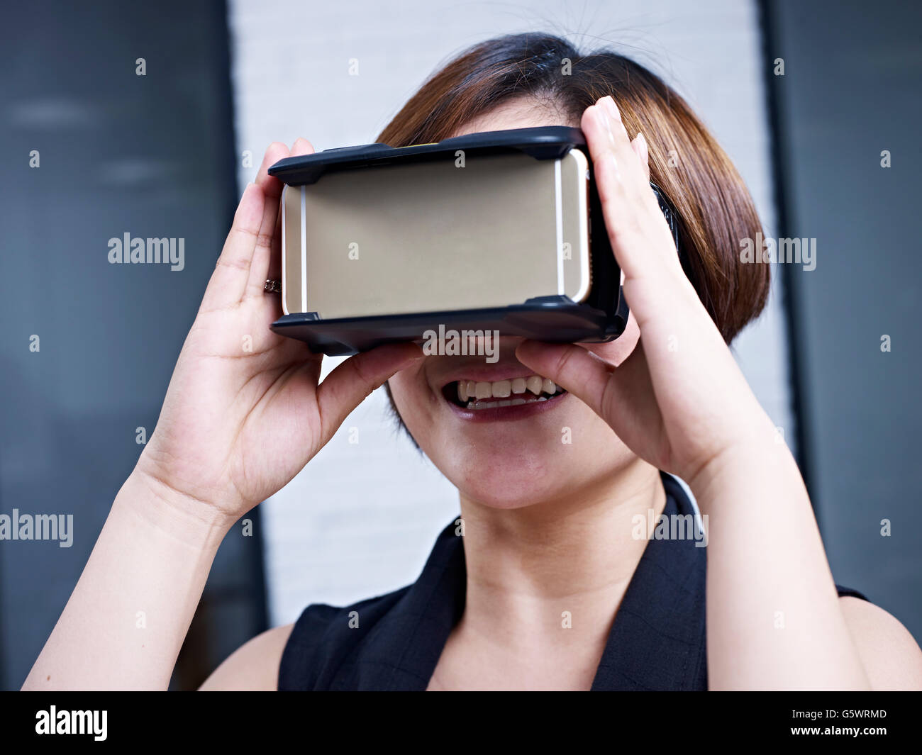 junge asiatische Frau erleben virtuellen Realität mit Head mounted VR Brille. Stockfoto