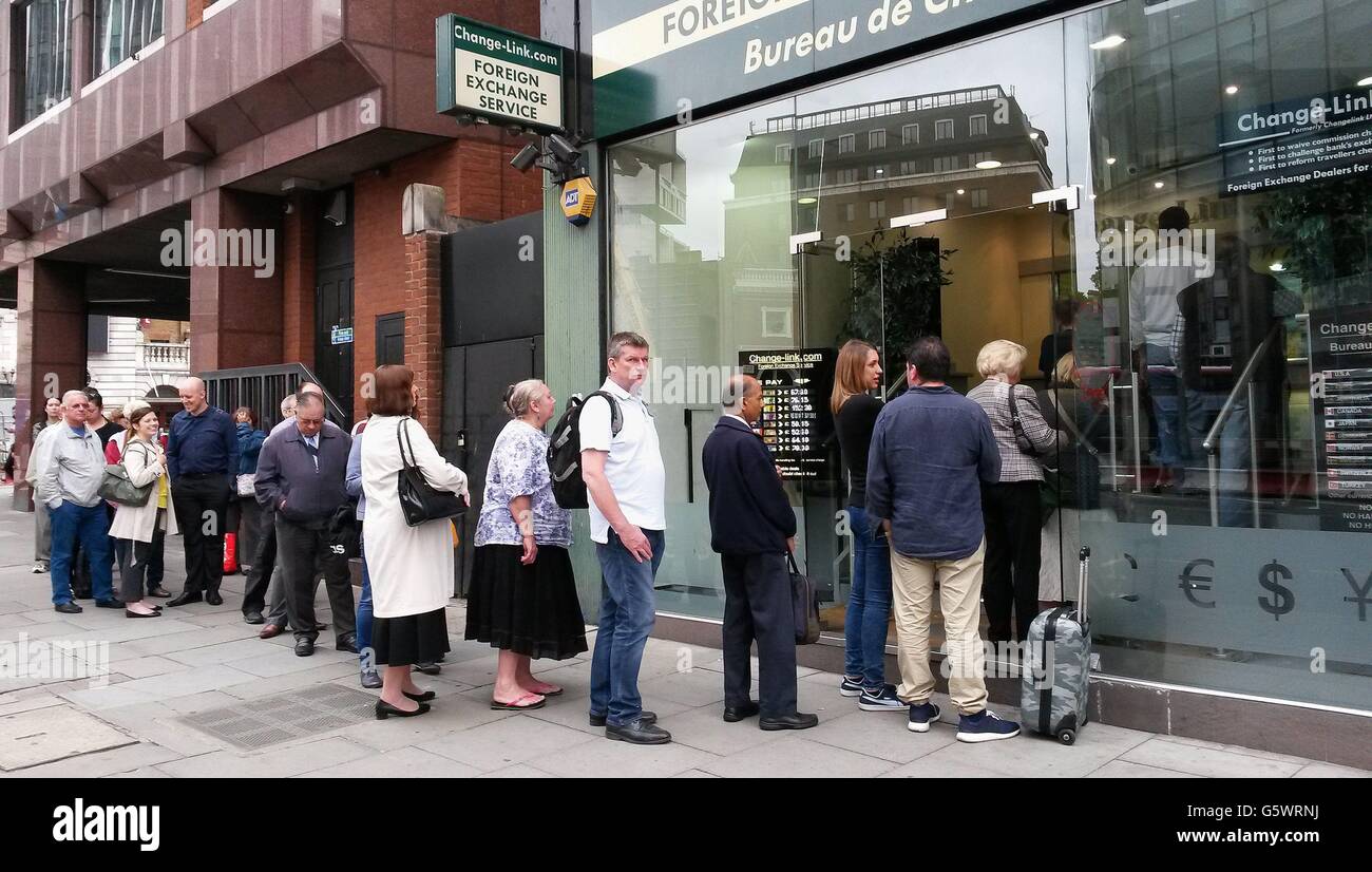 Menschen Schlange vor einer Änderung-Link.com Bureau de Change im Zentrum von London, mit nur einem Tag zu gehen, bevor was verspricht, Messers Schneide Abstimmung über EU-Mitgliedschaft Großbritanniens. Stockfoto