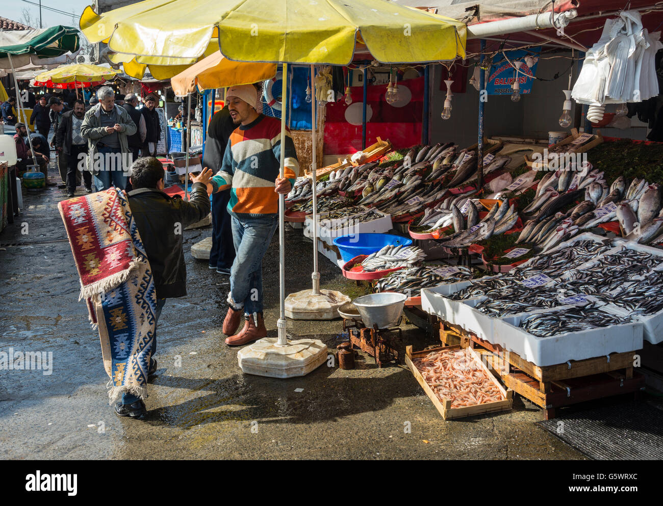 Der Fischmarkt in Karakoy Waterfront, Beyoglu, Istanbul, Türkei. Stockfoto