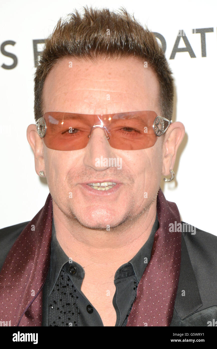 Bono kommt für die 2013 Elton John AIDS Foundation Oscar Party im West Hollywood Park in West Hollywood, Los Angeles. Stockfoto