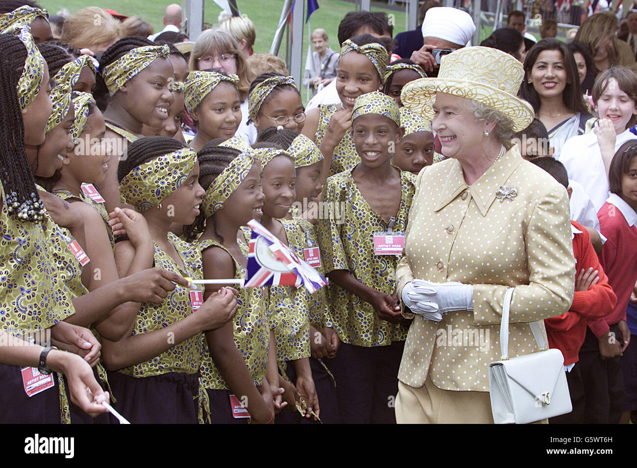 Die Königin wird von Tausenden von Wohlbefreundeten herzlich willkommen geheißen, als sie heute Nachmittag das Golden Jubilee Picknick im Gunnersbury Park im Südwesten Londons besichtigt. Stockfoto
