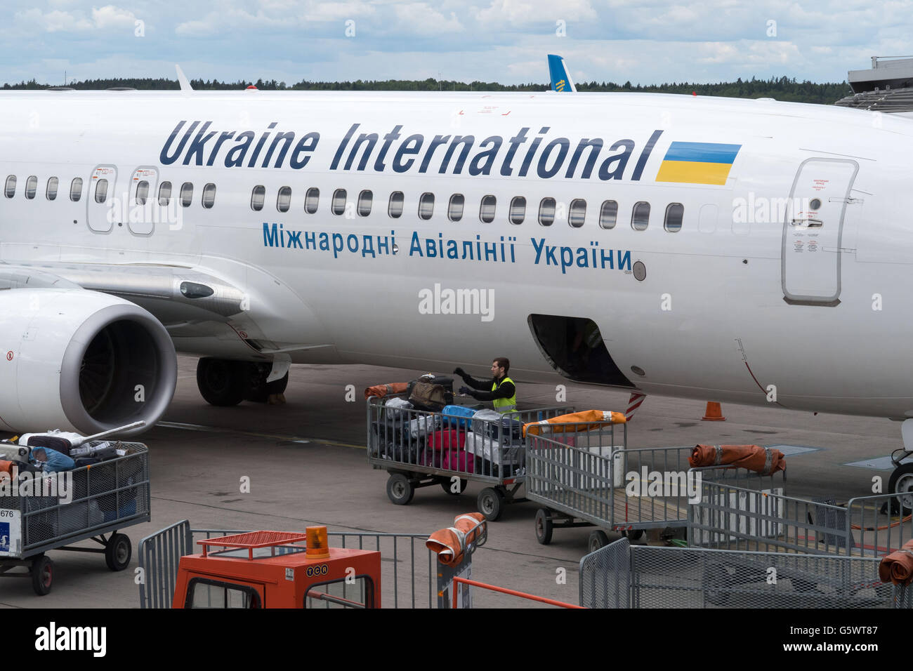 Ein Flugzeug der Ukraine International Airlines wird entladen am Flughafen Stockholm-Arlanda Stockfoto